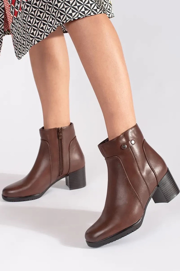 Braune Stiefel mit Absatz... 2