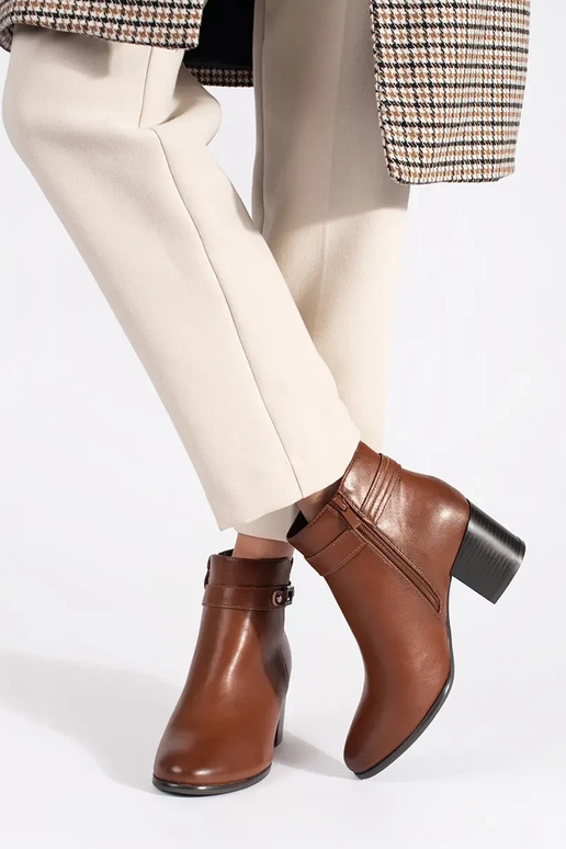 Braune Leder-Damenschuhe mit Absatz... Braune Leder-Damenschuhe mit Absatz...