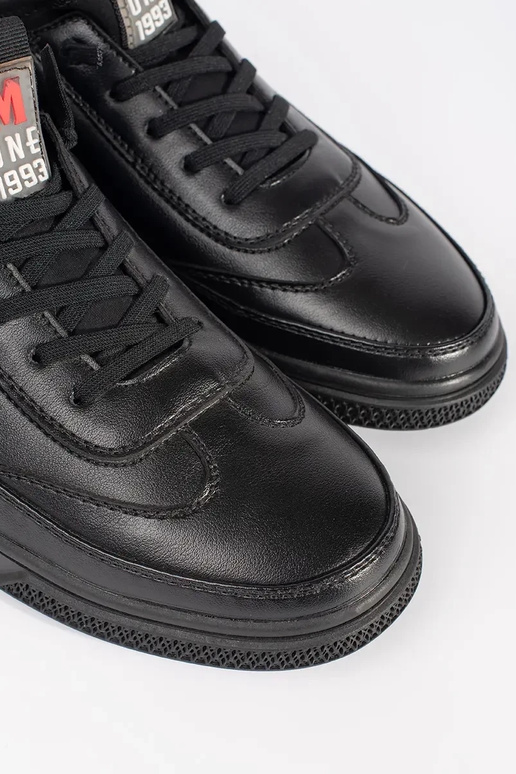 Schwarze warme Sportschuhe Schwarze warme Sportschuhe