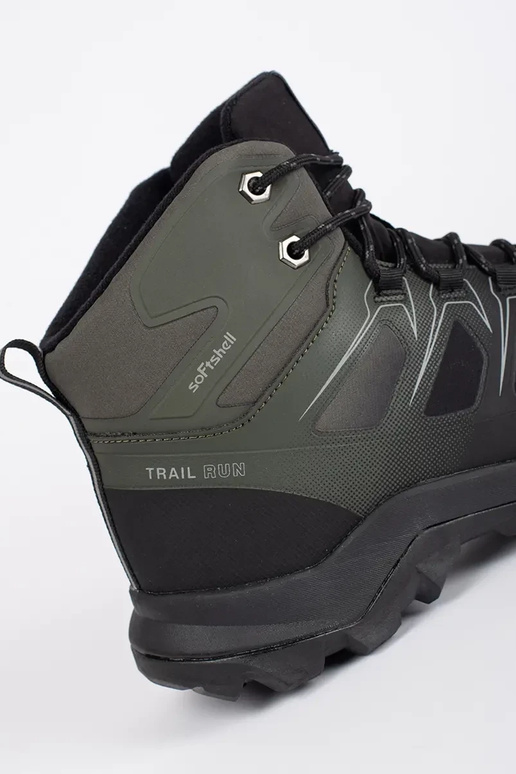 Schwarze und grüne hohe Wanderschuhe...