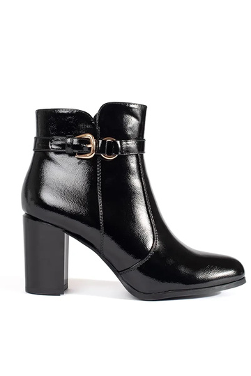 Schwarze Lack-Schuhe auf...