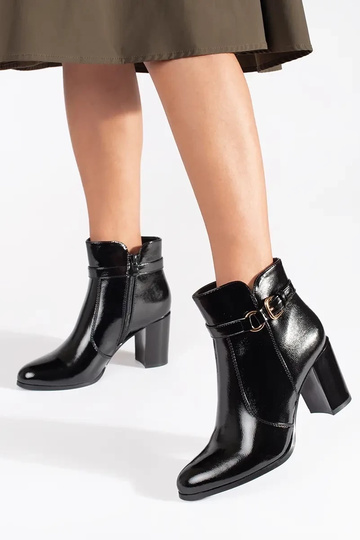 Schwarze Lack-Schuhe auf... 2