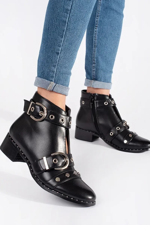 Schwarze Schuhe mit Schnürsenkeln und... Schwarze Schuhe mit Schnürsenkeln und...