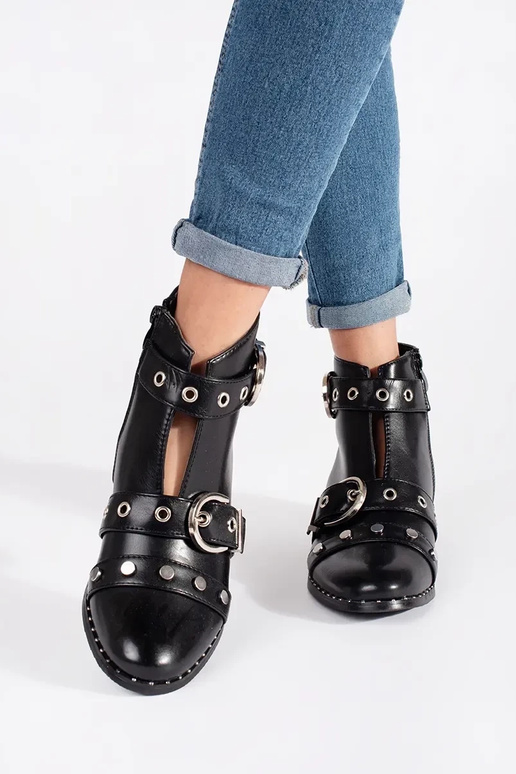 Schwarze Schuhe mit Schnürsenkeln und... Schwarze Schuhe mit Schnürsenkeln und...