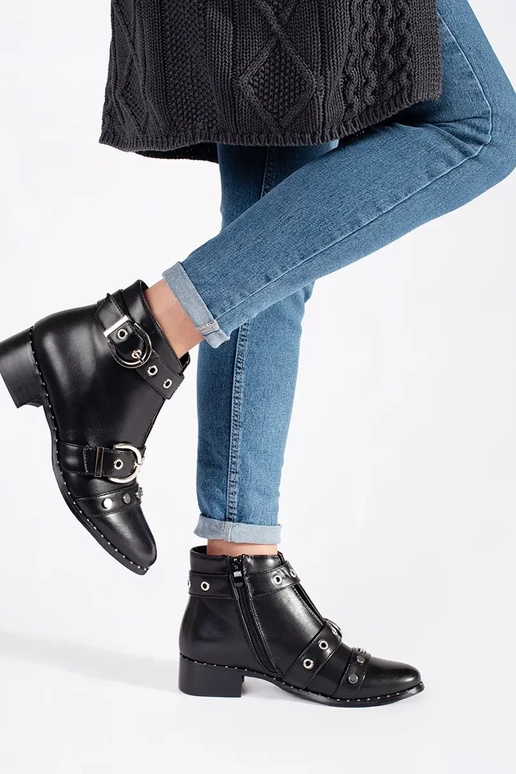 Schwarze Schuhe mit Schnürsenkeln und... Schwarze Schuhe mit Schnürsenkeln und...