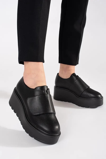 Schwarze Schuhe auf Keil 2