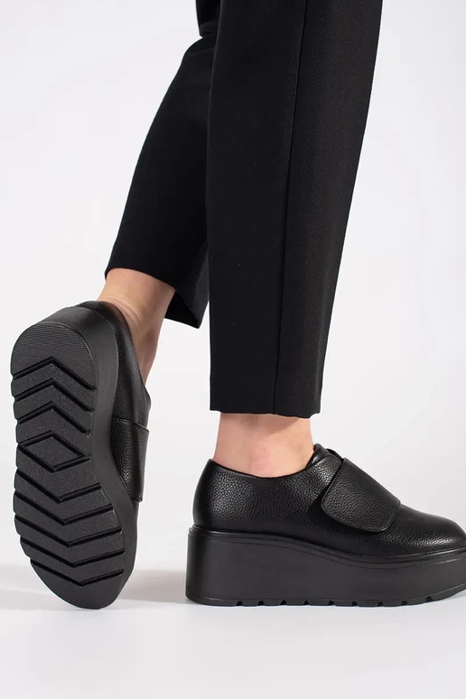 Schwarze Schuhe auf Keil