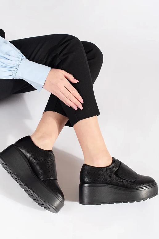 Schwarze Schuhe auf Keil