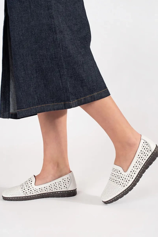 Weiße Schnürschuhe mit Lochmuster