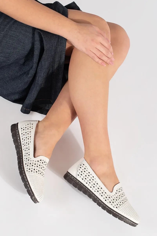 Weiße Schnürschuhe mit Lochmuster