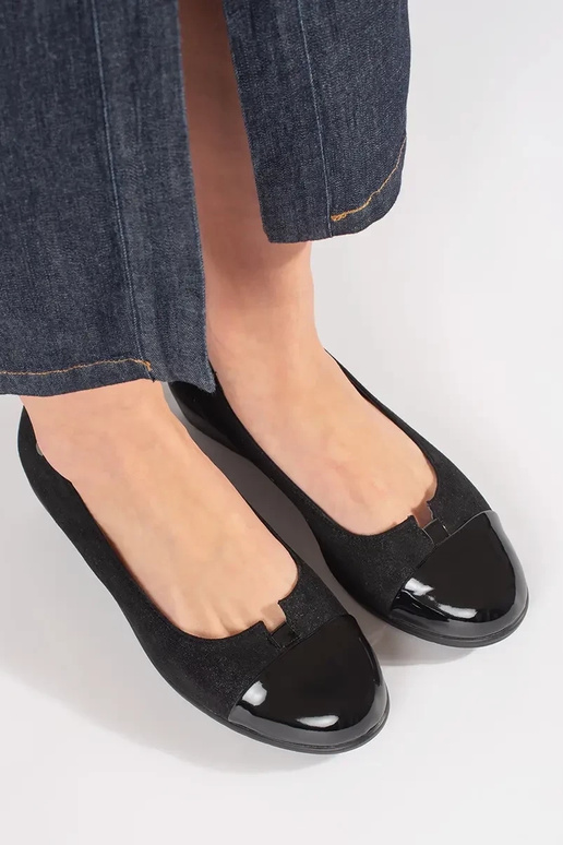 Schwarze Halbboots mit Lackspitzen Schwarze Halbboots mit Lackspitzen