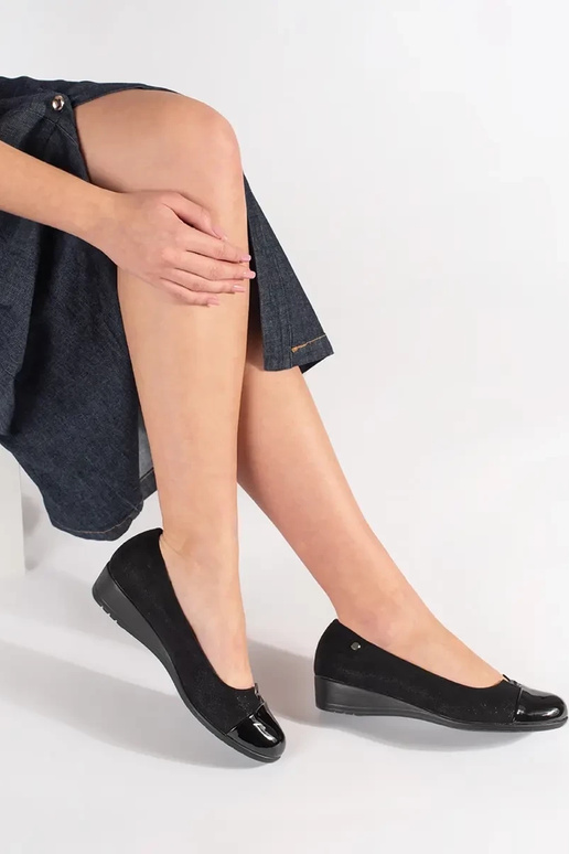 Schwarze Halbboots mit Lackspitzen Schwarze Halbboots mit Lackspitzen