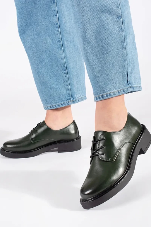 Grüne Halbboots auf niedrigem Absatz...