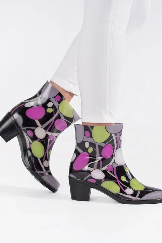 Punktierte Gummistiefel mit Absatz Punktierte Gummistiefel mit Absatz