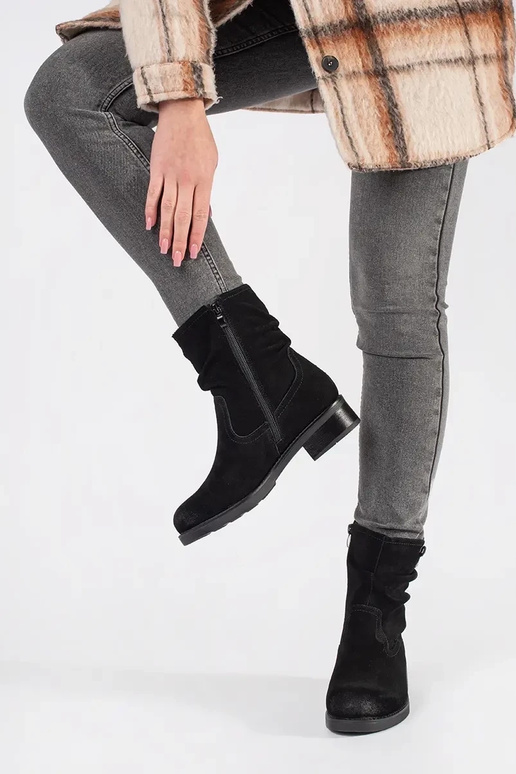 Schwarze Stiefeletten mit gerafftem... Schwarze Stiefeletten mit gerafftem...