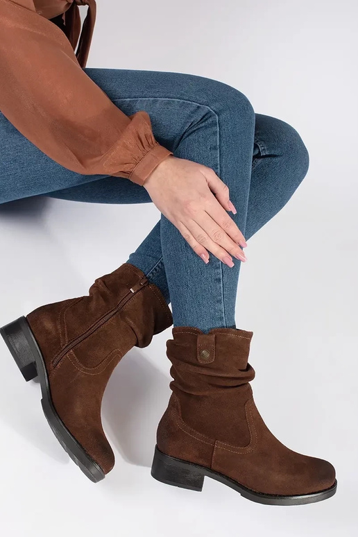 Braune Stiefeletten mit gerafftem... Braune Stiefeletten mit gerafftem...