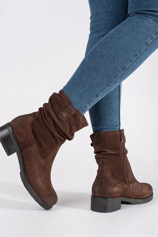 Braune Stiefeletten mit gerafftem... Braune Stiefeletten mit gerafftem...