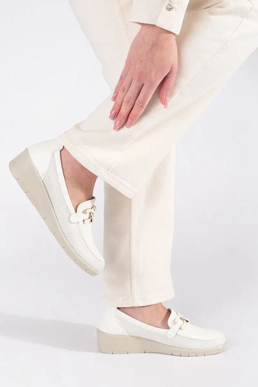 Weiße Halbboots auf Plattform mit...