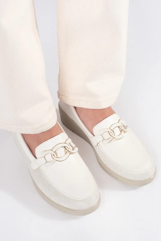 Weiße Halbboots auf Plattform mit...