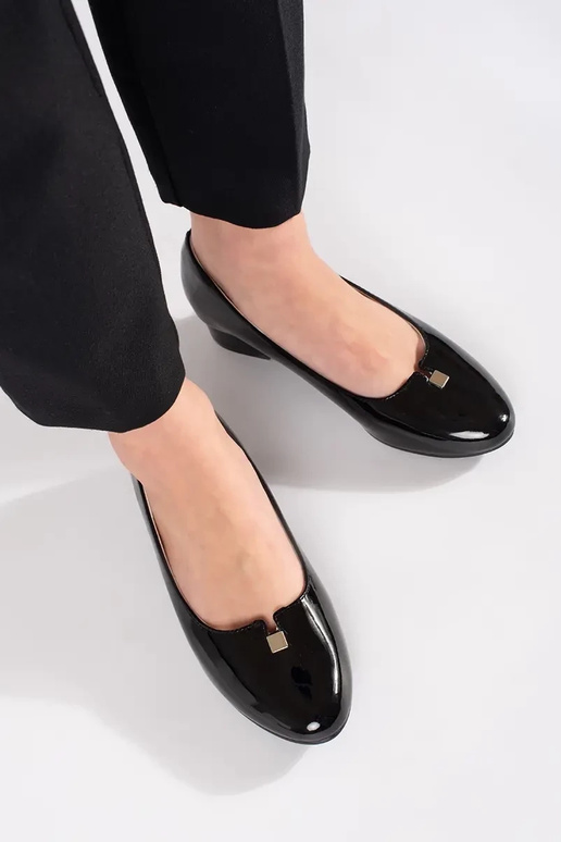 Schwarze Pumps mit Lackeffekt auf...