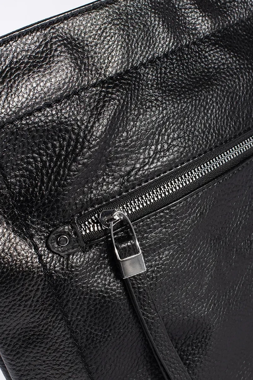 Schwarze Tasche mit verstellbarem Gurt