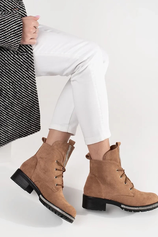 Sandfarbene Schnürschuhe