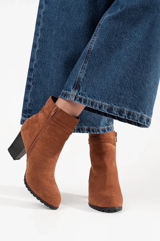 Braune Wildlederstiefeletten