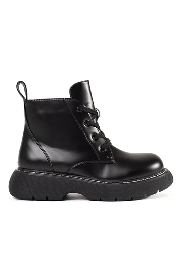 Schwarze Schuhe mit Plateau