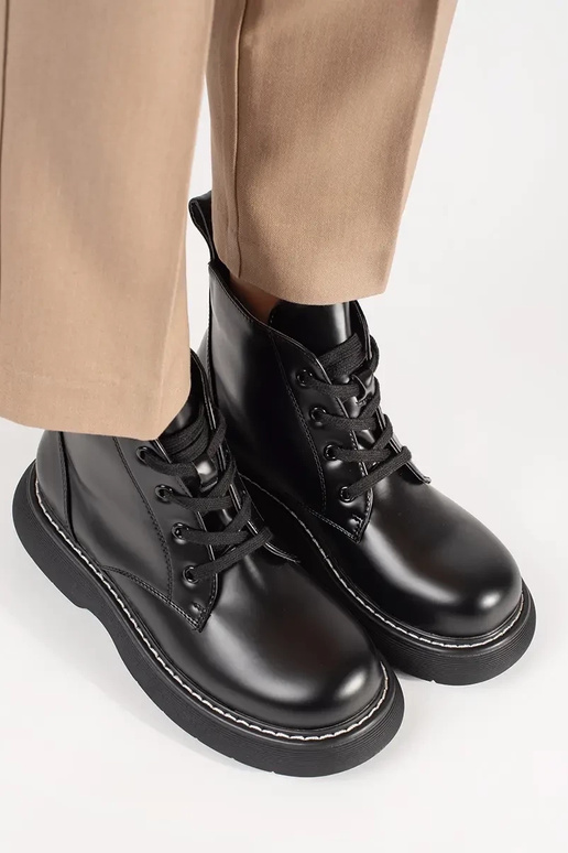 Schwarze Schuhe mit Plateau