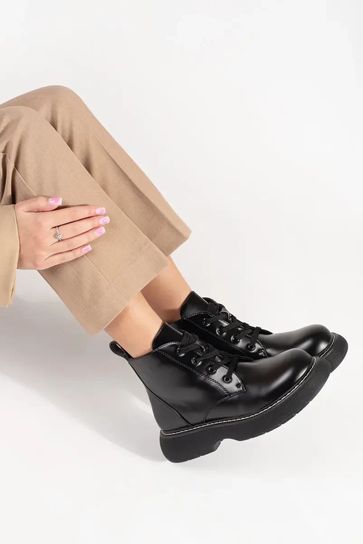 Schwarze Schuhe mit Plateau