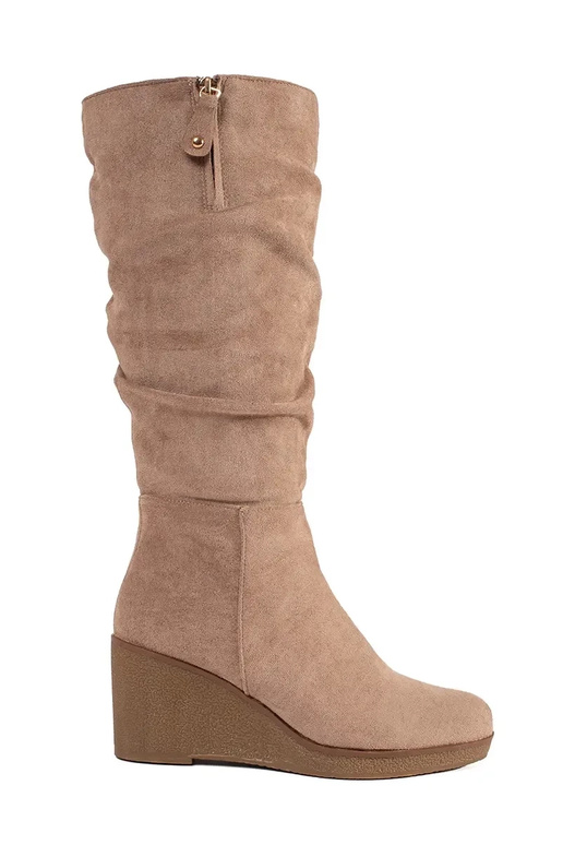 Sandfarbene kniehohe Wildlederstiefel Sandfarbene kniehohe Wildlederstiefel