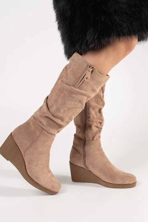 Sandfarbene kniehohe Wildlederstiefel Sandfarbene kniehohe Wildlederstiefel