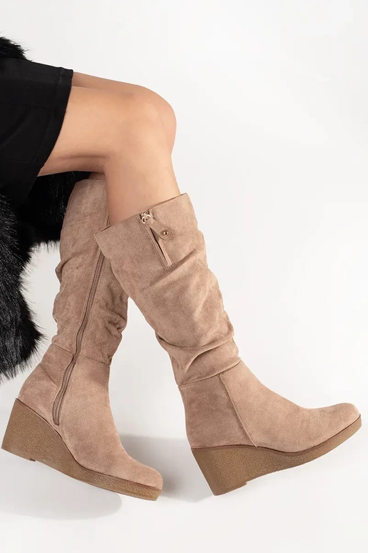 Sandfarbene kniehohe Wildlederstiefel Sandfarbene kniehohe Wildlederstiefel