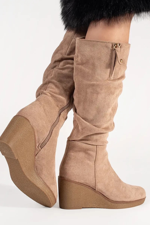 Sandfarbene kniehohe Wildlederstiefel Sandfarbene kniehohe Wildlederstiefel