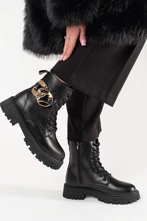 Schwarze Stiefel mit goldener Kette