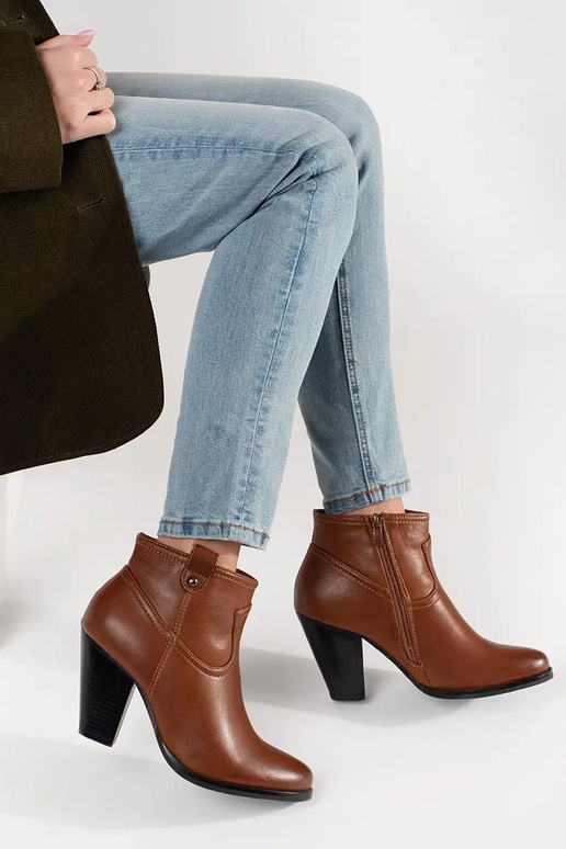 Braune Schuhe mit hohen Absätzen Braune Schuhe mit hohen Absätzen