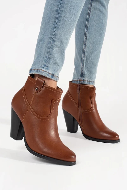 Braune Schuhe mit hohen Absätzen Braune Schuhe mit hohen Absätzen