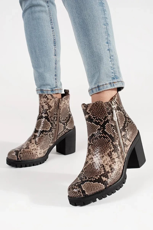 Schuhe mit Absatz und Leopardenmuster