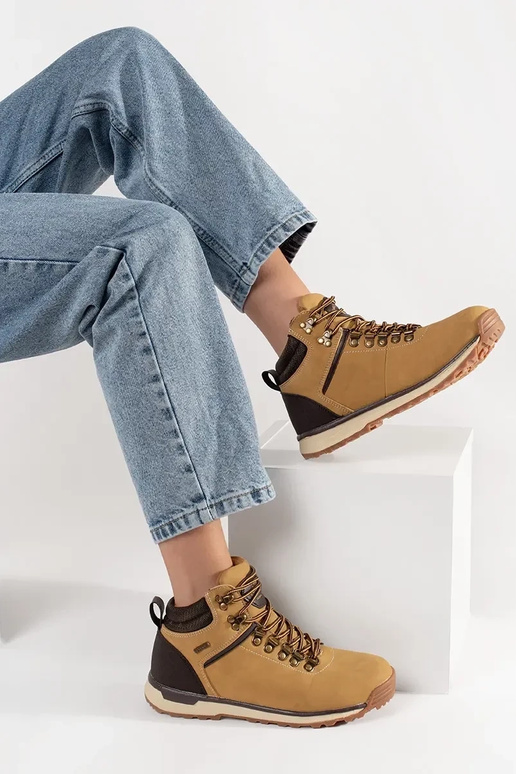 Braune Trekking-Schuhe