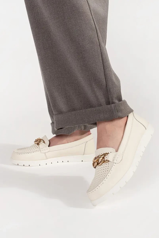 Beige Mokassins aus Leder mit Kette... Beige Mokassins aus Leder mit Kette...