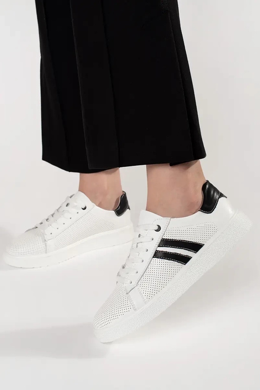 Weiße Sportliche Schuhe aus... Weiße Sportliche Schuhe aus...