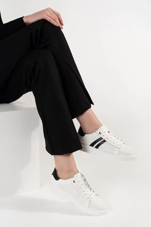 Weiße Sportliche Schuhe aus... Weiße Sportliche Schuhe aus...