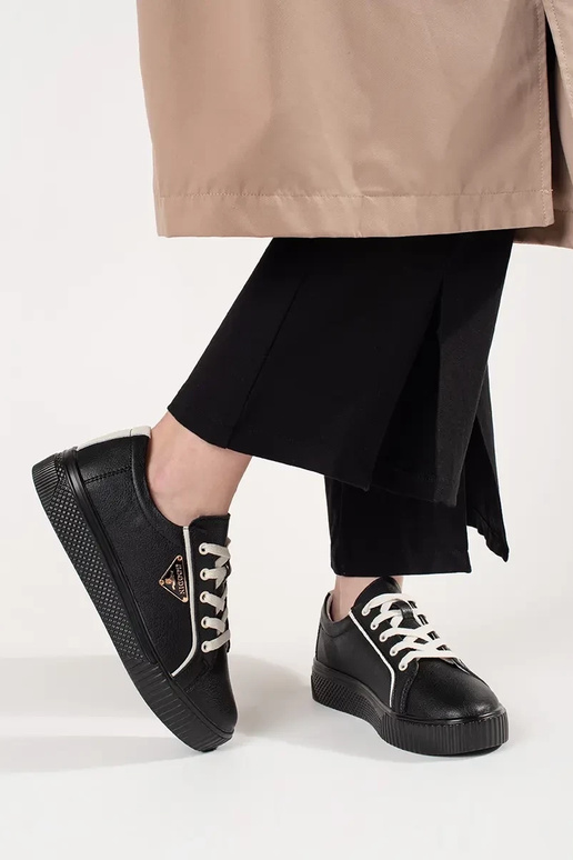 Schwarze Sneakers aus Leder auf...