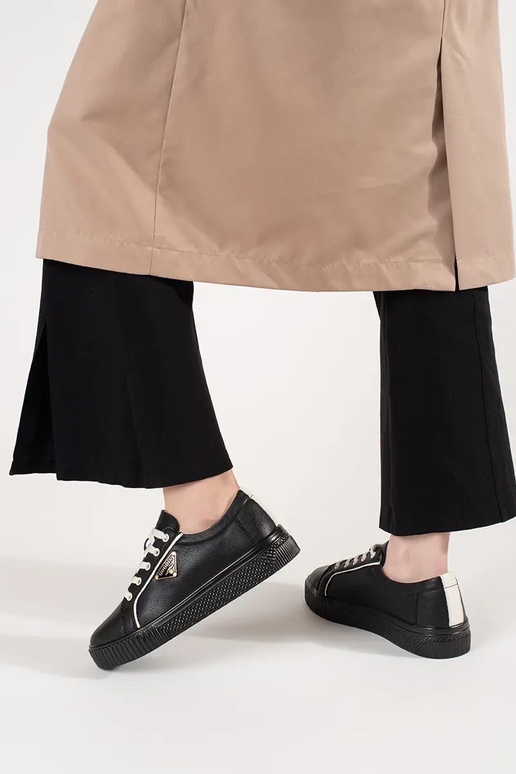 Schwarze Sneakers aus Leder auf...