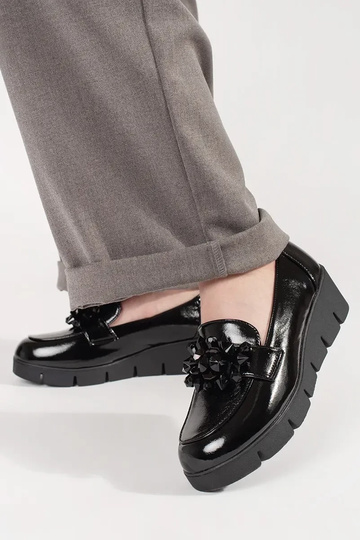 Schwarze Mokassins auf Keil... 2