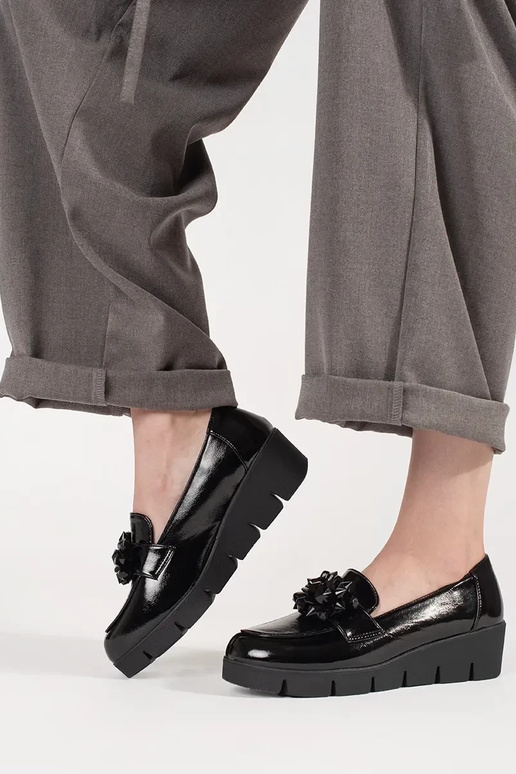 Schwarze Mokassins auf Keil mit... Schwarze Mokassins auf Keil mit...