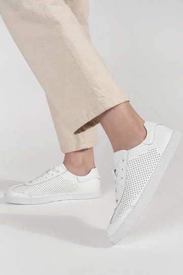 Weiße Mokassins auf Keil... 2