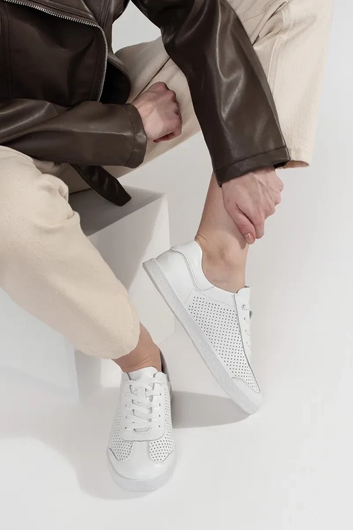 Weiße Mokassins auf Keil mit goldenen... Weiße Mokassins auf Keil mit goldenen...