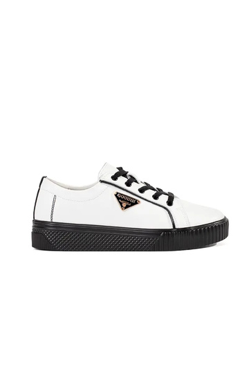 Schwarze und weiße Sneakers...