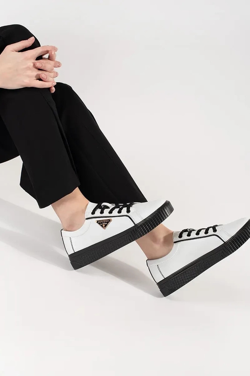 Schwarze und weiße Sneakers mit... Schwarze und weiße Sneakers mit...